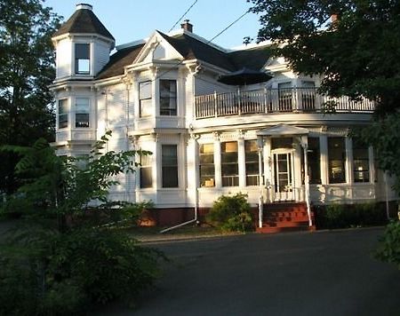 Evangeline'S Tower Bed & Breakfast Parrsboro Exterior photo
